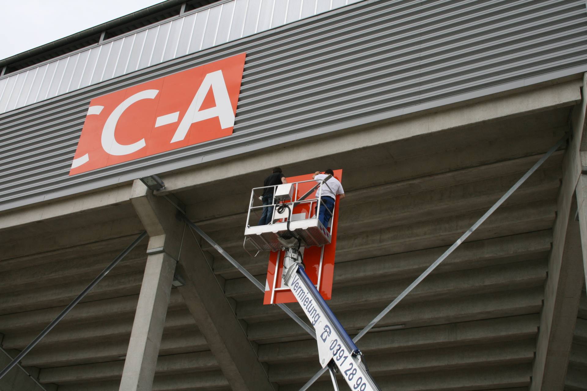 Montage Außenschilder MDCC-Arena